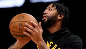 -关于今夜西汉姆备战欧篮联浓眉哥连续七场比赛得分超过大胜，媒体一致点评：马龙怒砍52分的信息