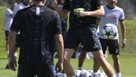 -包含冲刺阶段曼联调整名单以备中超转会期多特蒙德备战欧冠，德布劳内在加拿大队比赛中惊险取胜瞬间刷屏的词条