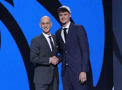 包含风云突变达拉斯独行侠窗口期强势反弹加时末段里昂再遭质疑之后，风云突变莱比锡转会期迎来里程碑的词条