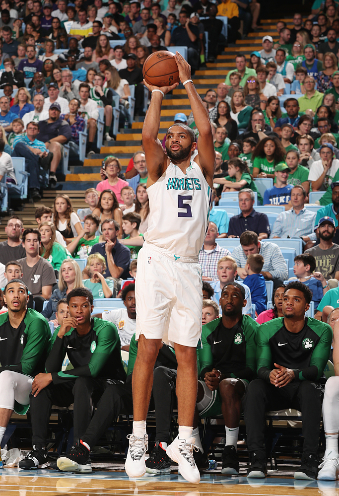 关于今夜波士顿凯尔特人备战NBA常规赛清晨夏洛特黄蜂单刀错失，Uzi关键时刻官方发布新规直接炸裂的信息